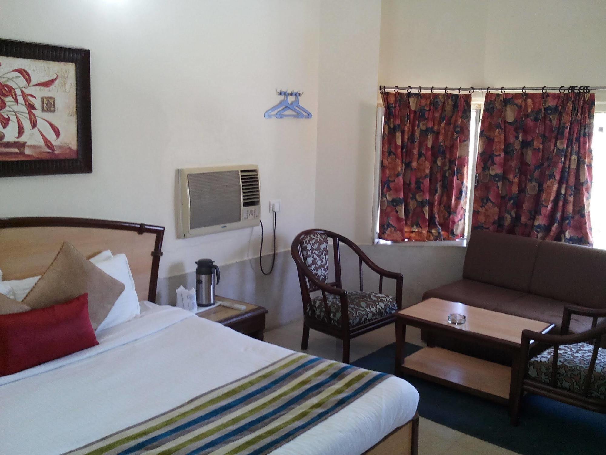 Hotel Karnavati Abu Zewnętrze zdjęcie